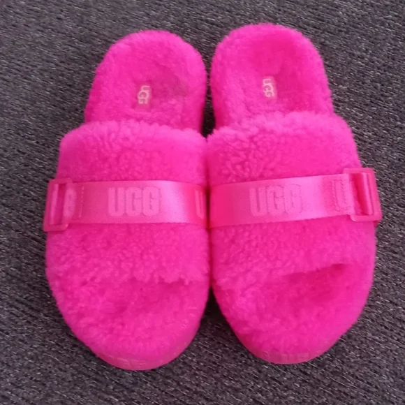 ๐UGG๐ - Fluffita Hot Pink Flatform Slipper - Picture 6 of 12